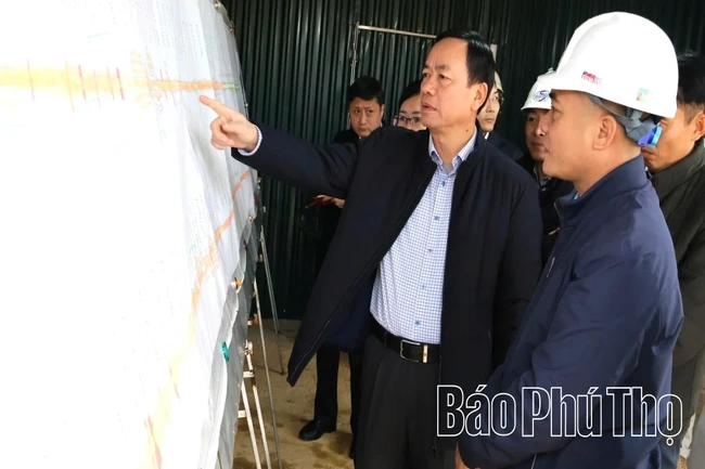 Vice Chairman Quach Tat Liem Inspects Hoa Binh - Moc Chau Expressway Project and Presents Tet Gifts to Workers
