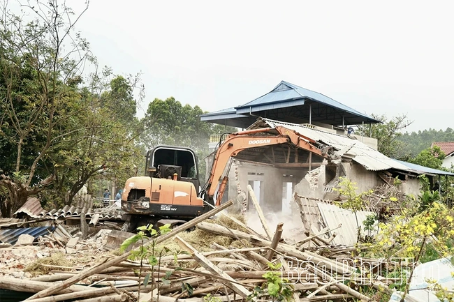 Yên Lãng giải tỏa công trình vi phạm hành lang an toàn lưới điện 500kV