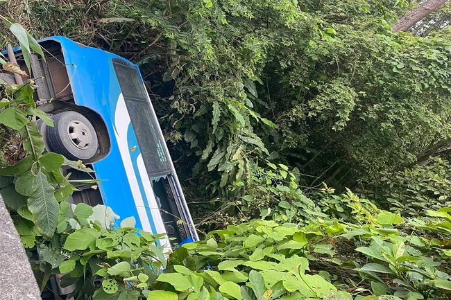 Xe ô tô khách mất phanh, lao xuống vực ở xã Tam Đảo