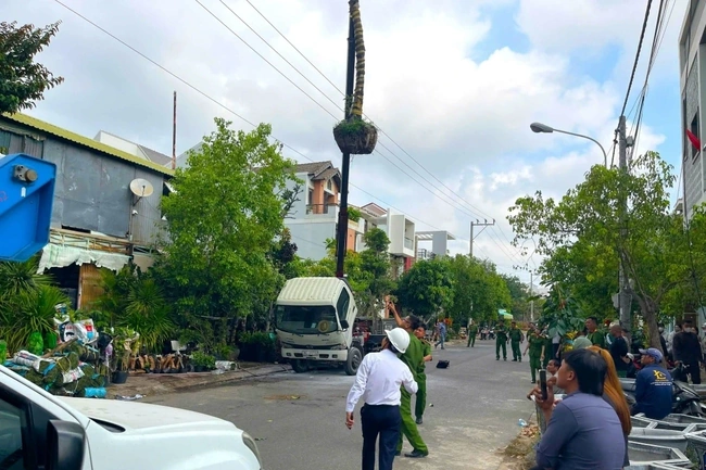 Xe cẩu vướng dây điện phát nổ, tài xế tử vong