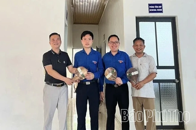 500 Areca Leaf Fans Given Free to Pilgrims at Hung Temple