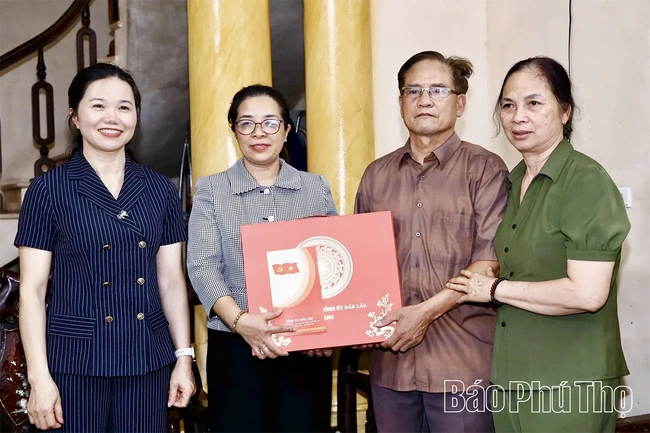 Đoàn công tác Ban Thường vụ Tỉnh ủy Đắk Lắk tặng quà gia đình chính sách tiêu biểu