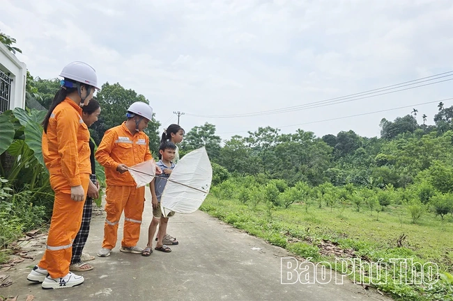 Điện lực Cẩm Khê khuyến cáo người dân không thả diều gần đường dây điện