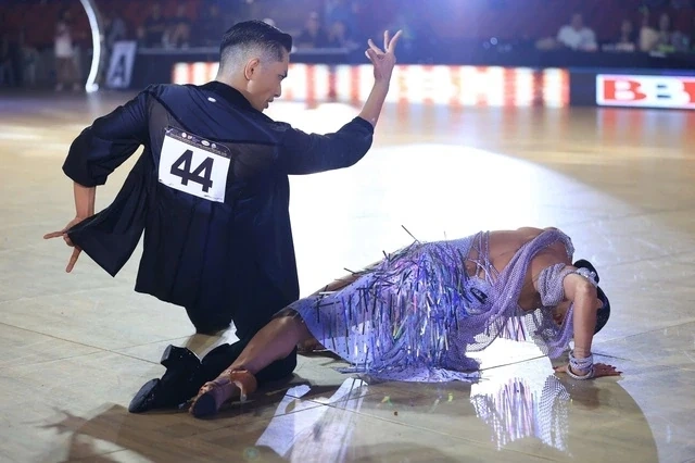 Phan Hiển cùng bạn nhảy Thu Hương lập “hat-trick” tại giải vô địch Đông Nam Á