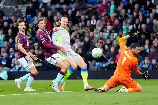 Man City chiếm đỉnh bảng Ngoại hạng Anh