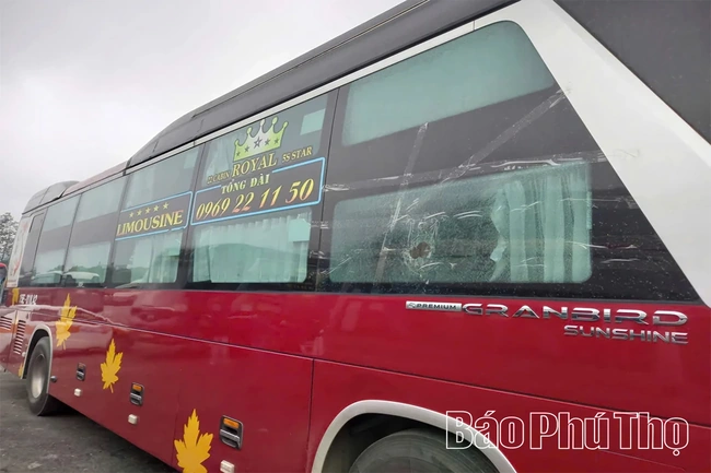 Xuất hiện tình trạng ném đá vào xe khách tuyến cao tốc Nội Bài - Lào Cai trên địa bàn tỉnh Phú Thọ