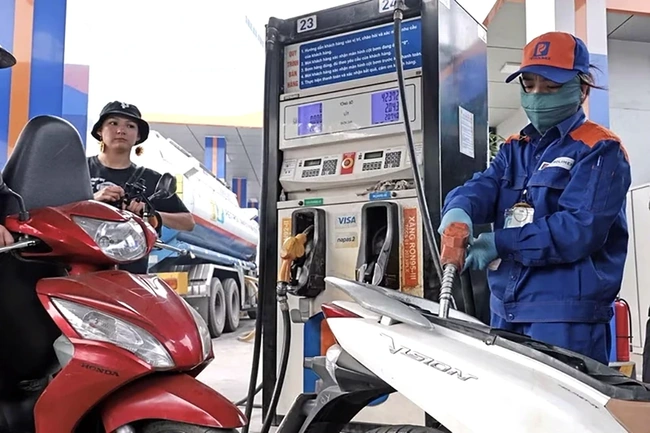 Giá xăng dầu đồng loạt giảm từ chiều nay, RON95-III xuống còn 24.078 đồng mỗi lít