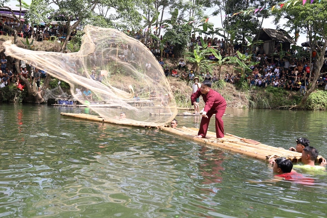 Lễ hội Đánh cá suối truyền thống độc đáo, thu hút đông đảo du khách