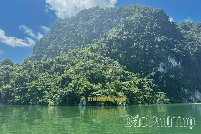 Discovering Ngoi Hoa Bay