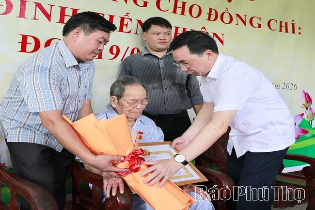Trao Huy hiệu 80 năm tuổi Đảng tặng đảng viên lão thành Đinh Tiến Nhiên