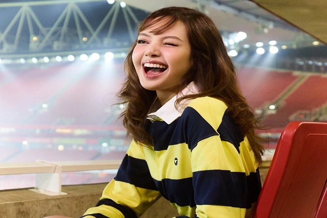 Lisa hát ca khúc cổ vũ World Cup