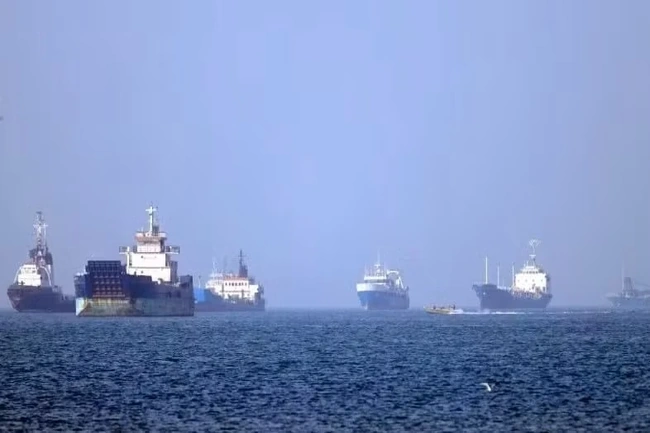 Xung đột tại Trung Đông: Iran cho phép một số tàu đi qua eo biển Hormuz