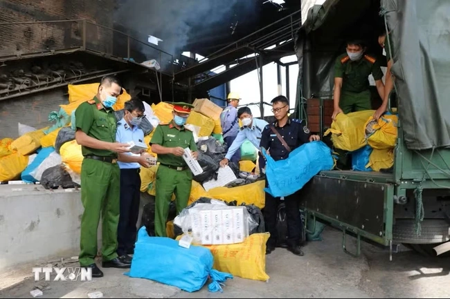Hà Nội: Chuyển hồ sơ vụ tàng trữ hơn 8.200 bao thuốc lá nhập lậu sang Công an