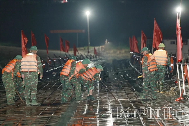 Giữ vững “mạch máu giao thông” trên cầu phao Đoan Hùng