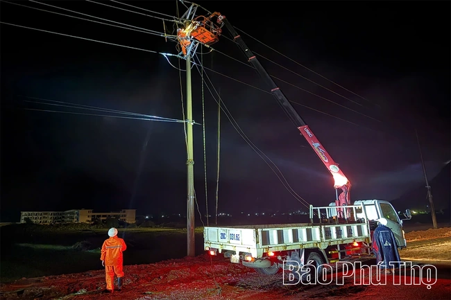 Điện lực Mai Châu xuyên đêm khắc phục sự cố sau giông lốc