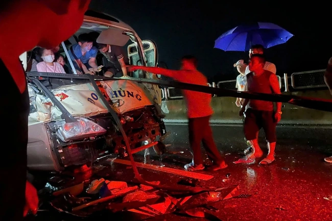 Tai nạn nghiêm trọng trên cao tốc Tuyên Quang - Phú Thọ, giao thông ùn tắc kéo dài