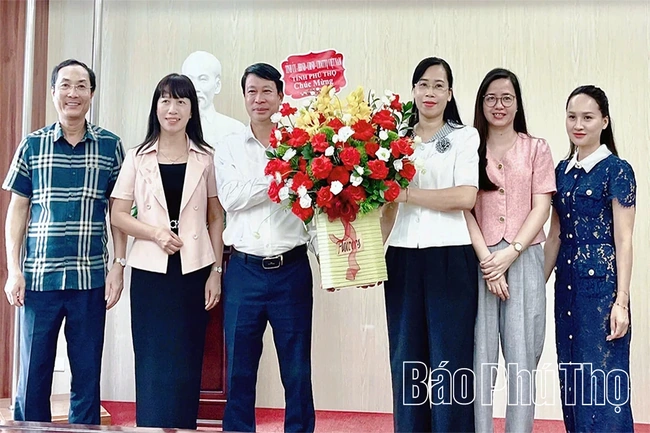 Phó Chủ tịch UBND tỉnh Nguyễn Khắc Hiếu chúc mừng Hội Nhà báo tỉnh nhân Ngày Báo chí cách mạng Việt Nam