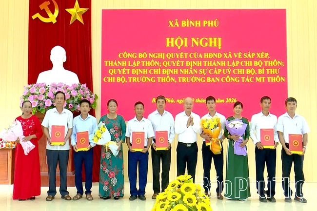 Xã Bình Phú công bố các nghị quyết, quyết định về thành lập thôn và kiện toàn nhân sự sau sắp xếp