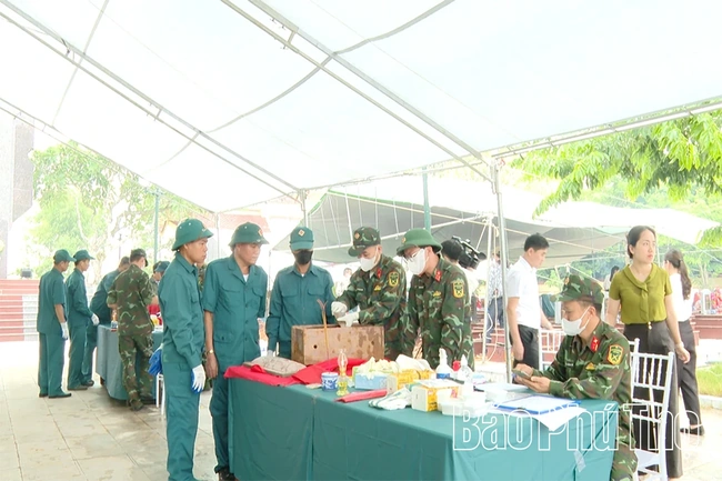 Lấy mẫu hài cốt liệt sĩ tại Nghĩa trang liệt sĩ xã Cẩm Khê