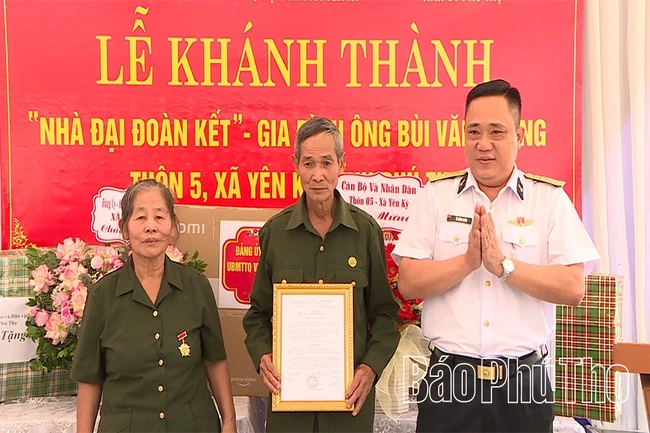 Bàn giao nhà Đại đoàn kết cho gia đình có hoàn cảnh khó khăn tại xã Yên Kỳ