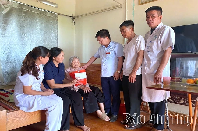 Khám bệnh, cấp thuốc miễn phí cho người có công với cách mạng ở Quảng Yên