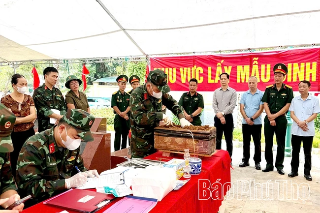Lấy mẫu ADN hài cốt liệt sĩ chưa xác định danh tính tại phường Phúc Yên