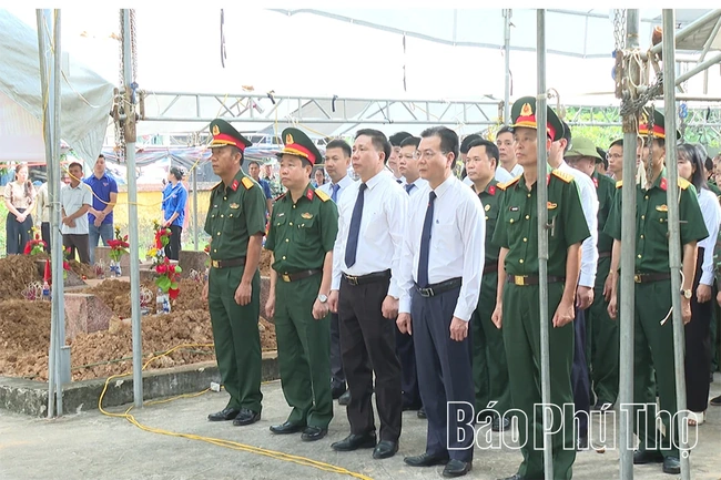 Lấy mẫu ADN hài cốt liệt sĩ chưa xác định danh tính tại xã Bình Xuyên
