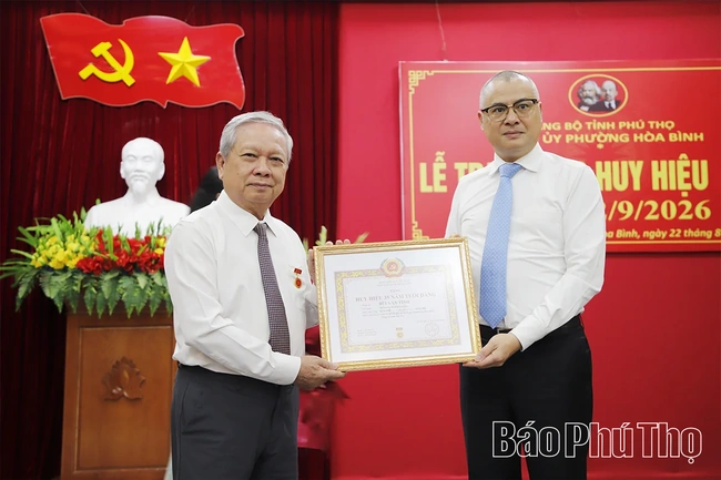 Bí thư Tỉnh ủy Phạm Đại Dương trao Huy hiệu 35 năm tuổi Đảng tại phường Hòa Bình