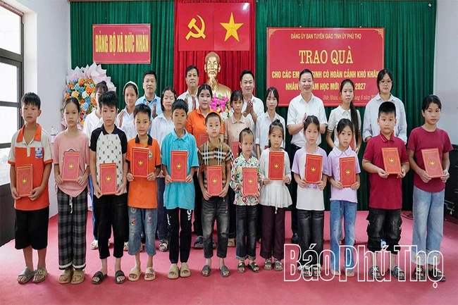 Trao&nbsp;20 suất quà&nbsp;cho học sinh&nbsp;có hoàn cảnh khó khăn&nbsp;tại xã Đức Nhàn