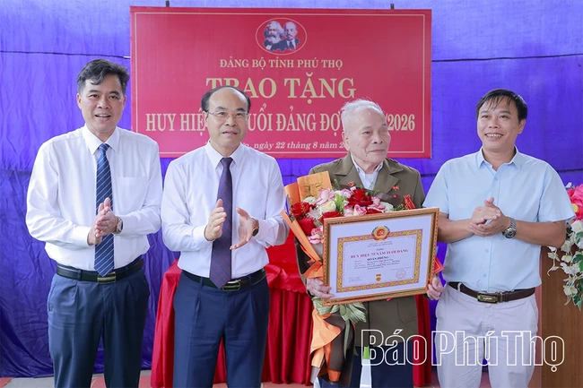 Giám đốc Báo và Phát thanh, truyền hình Phú Thọ trao huy hiệu Đảng và làm việc về sắp xếp cơ sở giáo dục công lập