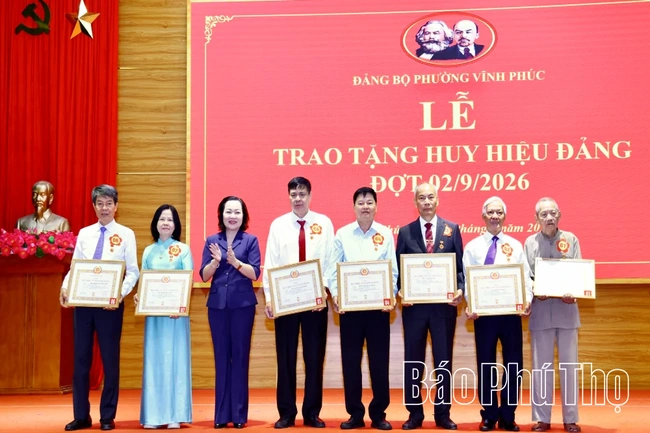 Phường Vĩnh Phúc: 665 đảng viên được trao tặng Huy hiệu Đảng dịp 2/9
