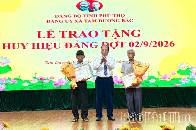 Đảng bộ xã Tam Dương Bắc: 97 đảng viên được trao tặng Huy hiệu Đảng đợt 2/9