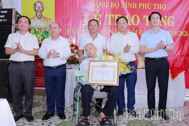 Phó Bí thư Tỉnh ủy, Chủ tịch HĐND tỉnh Bùi Đức Hinh trao tặng Huy hiệu 80 năm tuổi Đảng
