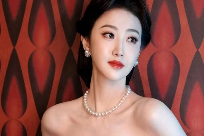 Cú trượt đau của Đệ nhất mỹ nữ Bắc Kinh
