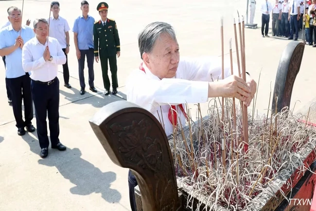 Tổng Bí thư, Chủ tịch nước Tô Lâm dâng hương tưởng nhớ Chủ tịch Hồ Chí Minh tại Hà Nội