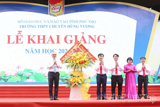 Bí thư Tỉnh ủy Phạm Đại Dương dự Lễ khai giảng năm học mới tại Trường THPT Chuyên Hùng Vương