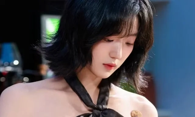 “Tiểu thư ngậm thìa vàng” đang khuấy đảo toàn cầu