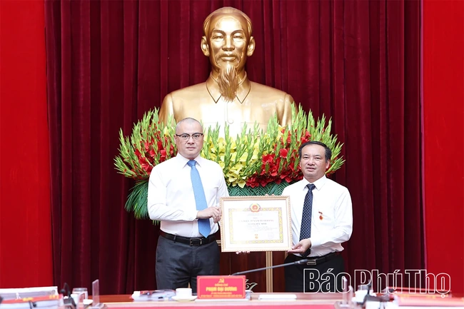 Trưởng Ban Tuyên giáo Tỉnh ủy Lương Đức Minh nhận Huy hiệu 35 năm tuổi Đảng
