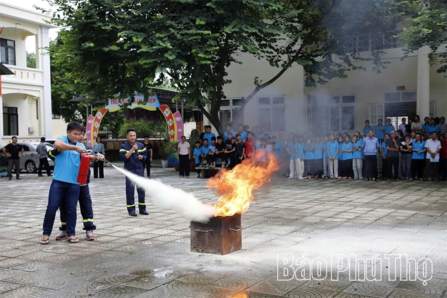 Đưa kiến thức phòng cháy, chữa cháy đến từng người dân Mường Thàng