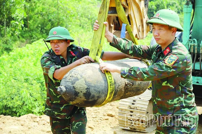Hủy nổ quả bom khoảng 200kg được phát hiện dưới lòng sông Đà