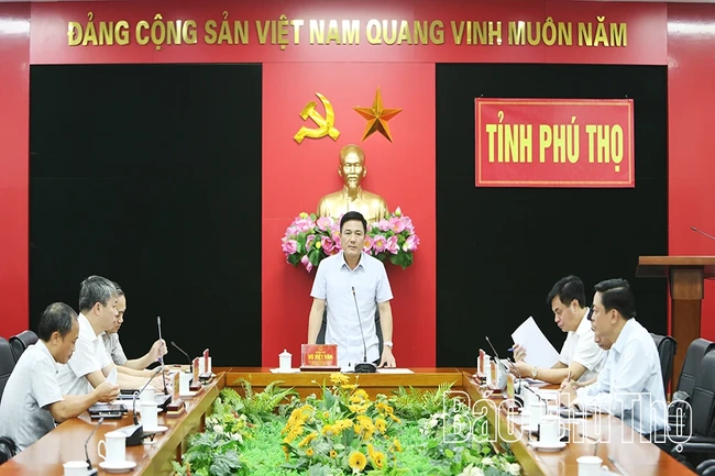 Phó&nbsp;Chủ tịch UBND tỉnh Vũ Việt Văn nghe báo cáo về&nbsp;các dự án khu&nbsp;đô thị,&nbsp;nhà ở tại phường&nbsp;Việt Trì, Xuân Hòa