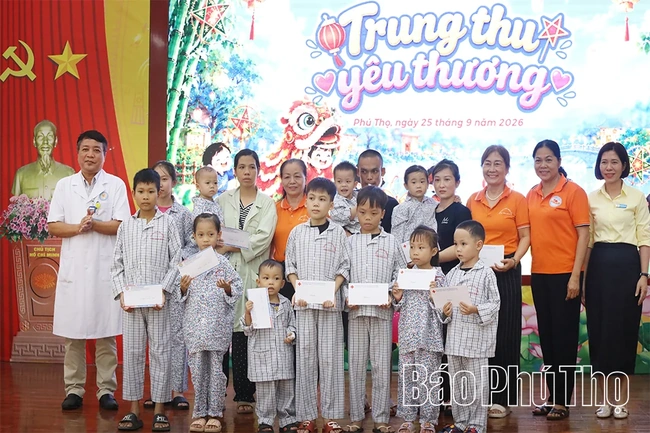Tặng 100 suất quà Trung thu cho bệnh nhi đang điều trị tại Bệnh viện Đa khoa Hòa Bình