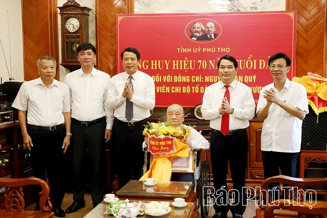 Trưởng Ban Tổ chức Tỉnh ủy Bùi Đình Thi trao tặng Huy hiệu 70 năm tuổi Đảng