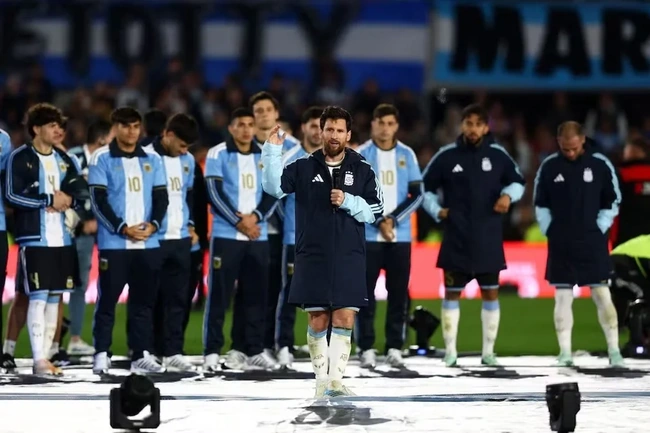 Messi và Ronaldo: Hai cách khép lại một kỷ nguyên