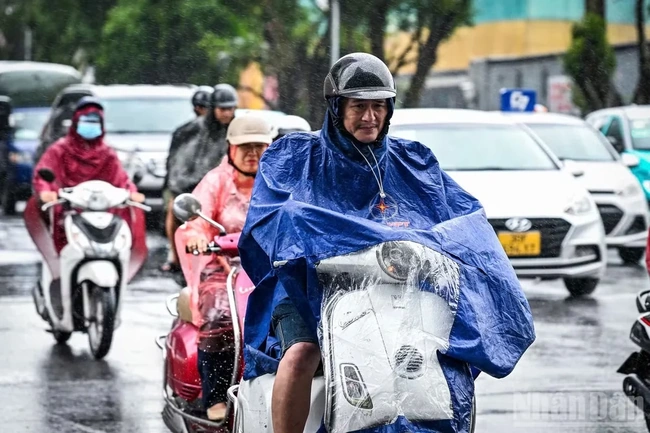 Thời tiết ngày 12/10: Bắc Bộ ngày nắng, đêm không mưa, Trung Bộ và Nam Bộ mưa dông rải rác