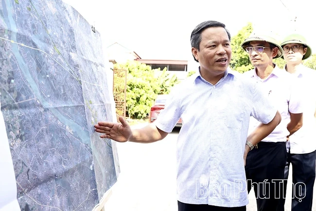 Inspecting Site Clearance Progress for the Lao Cai - Hanoi - Hai Phong Railway Project