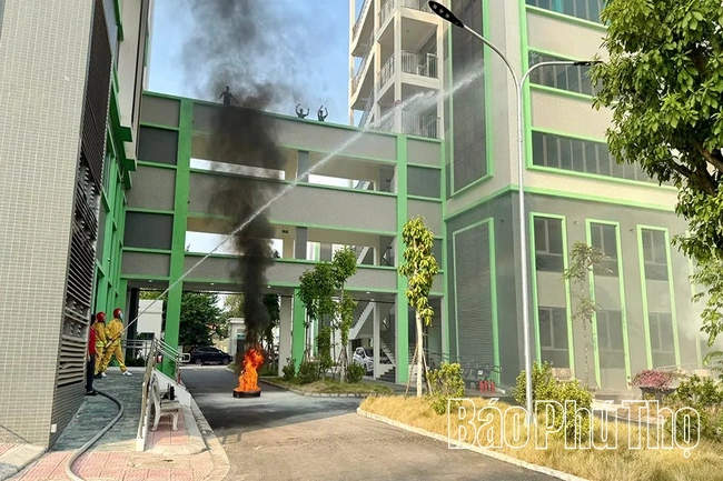 Hơn 100 người tham gia thực tập chữa cháy, cứu nạn, cứu hộ tại Trung tâm Y tế khu vực Bình Xuyên