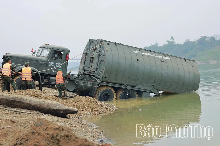 Huy động lực lượng tập trung gia cố đường dẫn, bến sông phục vụ lắp cầu phao