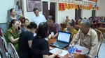 Người dân phấn khởi nhận tiền Tết Độc lập