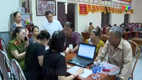 Người dân phấn khởi nhận tiền Tết Độc lập